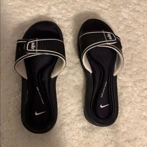 Nike Women’s slides black